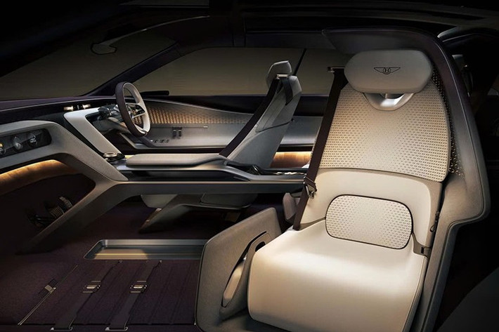 Bên trong khoang lái của Urban SUV là sự giao thoa hoàn hảo giữa kỹ nghệ chế tác thủ công truyền thống và công nghệ tương lai. Điểm nhấn đắt giá nhất là màn hình OLED cong cỡ lớn chiếm trọn bảng táp-lô, mang phong cách tương tự màn hình "Flow Display" của Porsche.