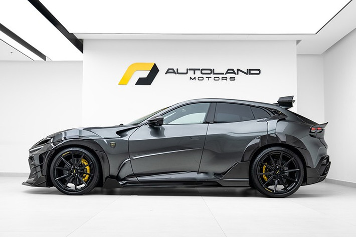 Được gọi là Keyvany Porroo, xe gây ấn tượng với màu đen được chọn làm tông duy nhất ở ngoại thất, ngay cả bộ mâm hay các chi tiết mạ crôm cũng được xử lý cùng màu, và tất nhiên là lúc này, bộ body kit carbon khoác lên chiếc Ferrari Purosangue trong bài rất đẹp.