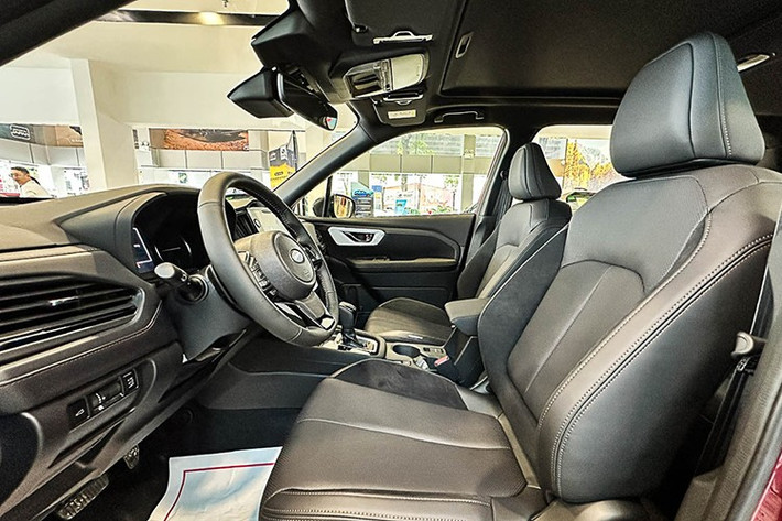 Vô-lăng và cần số giữ thiết kế quen thuộc nhưng được hoàn thiện với các đường chỉ khâu tỉ mỉ hơn. Trên phiên bản cao cấp, xe được trang bị bộ ghế form mới, bọc da đục lỗ và da lộn, ghế lái chỉnh điện 10 hướng với bơm tựa lưng và ghế phụ chỉnh 8 hướng.