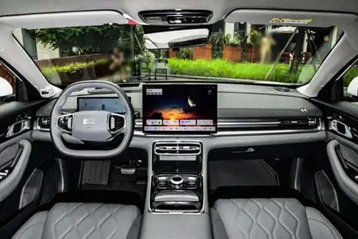 Khách hàng có thể lựa chọn 3 phiên bản pin LFP với dung lượng khác nhau gồm: 8,5kWh; 18,4kWh và 18,99kWh, cho phạm vi thuần điện lần lượt là 55, 70, 120 và 150km, tùy từng cấu hình. Với sự hỗ trợ từ nền tảng EM-i và hệ thống quản lý năng lượng thông minh thời gian thực, xe có thể đạt tổng quãng đường di chuyển hỗn hợp hơn 2.100km sau một lần sạc đầy và đổ xăng.