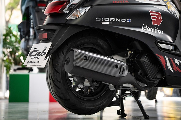 Những trang bị tiện ích nổi bật trên Giorno+ Moto2 ThaiGP gồm có: bảng đồng hồ LCD, chìa khóa thông minh Smart Key, cổng sạc USB đặt trong hộc chứa đồ phía trước, nắp bình xăng đặt ngoài và cốp xe dung tích hơn 30 lít.