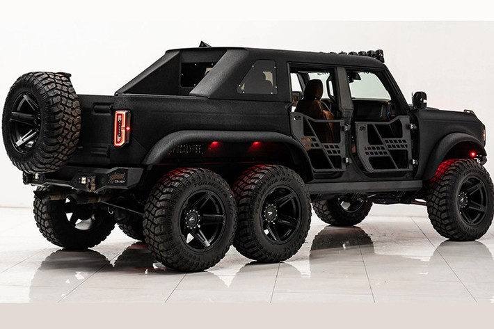 Hãng độ SoFlo Customs đã biến Ford Bronco từ một mẫu SUV thuần off-road thành một chiếc bán tải 6x6 với khả năng vượt địa hình vượt trội và diện mạo không thể nhầm lẫn.