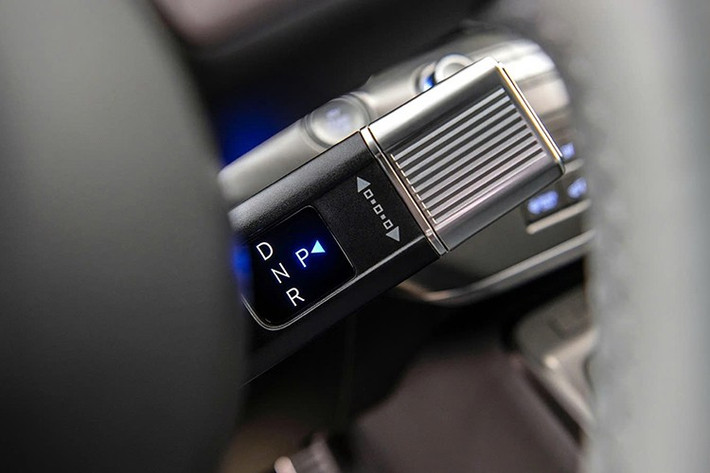 Hyundai giữ lại các nút bấm vật lý cho Kona Electric 2026 như điều hòa, âm lượng và các chức năng thường dùng, giúp thao tác dễ dàng mà không bị phân tâm.