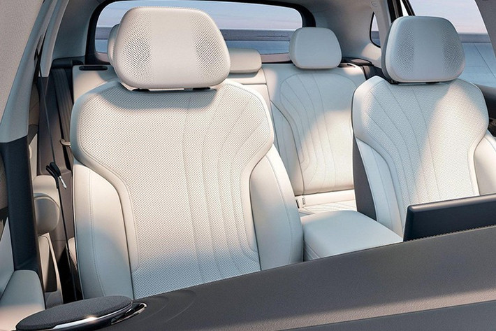 Chưa có thông tin chi tiết về các màn hình này, nhưng màn hình thông tin giải trí trung tâm nhỏ hơn nhiều so với màn hình rộng 30 inch khổng lồ của M9 (chia sẻ với hành khách phía trước), vì vậy có thể dự đoán kích cỡ màn hình 14,8 inch.