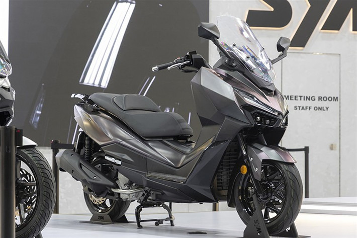 Mẫu xe tay ga cỡ lớn SYM Jepardo 2026 không phải là phiên bản nâng cấp của thế hệ trước mà hoàn toàn là một dòng xe mới, được định vị ở phân khúc trung gian giữa Crusym và Maxsym TL.