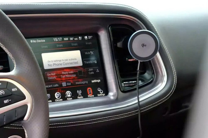 Một số tiện nghi cơ bản trên mẫu xe thể thao này bao gồm màn hình cảm ứng 5 inch, hệ thống âm thanh cao cấp Alpine, điều hòa tự động hai vùng độc lập, camera lùi, cửa sổ trời chỉnh điện cùng nhiều trang bị hỗ trợ người lái khác.