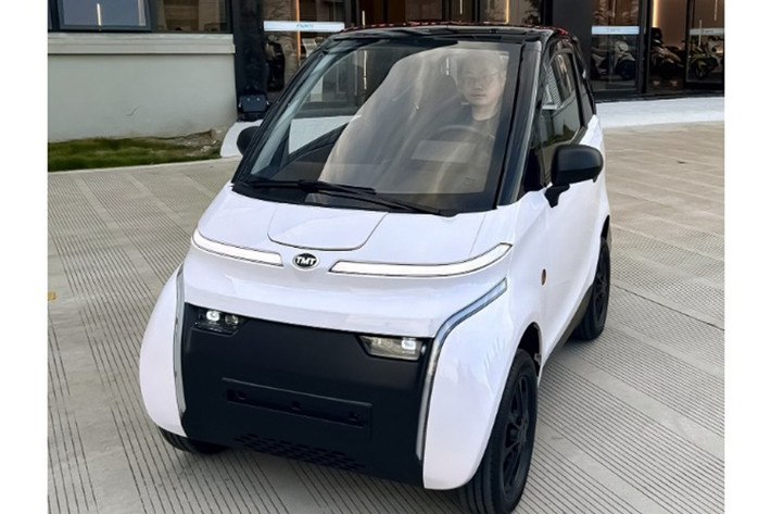 Theo đó, mẫu xe điện mini Nano S05 của TMT sẽ được bán ra với hai phiên bản gồm bản pin cố định và bản pin tháo rời. Bản pin cố định hướng tới nhu cầu di chuyển ngắn trong đô thị với quãng đường khoảng 120 km.