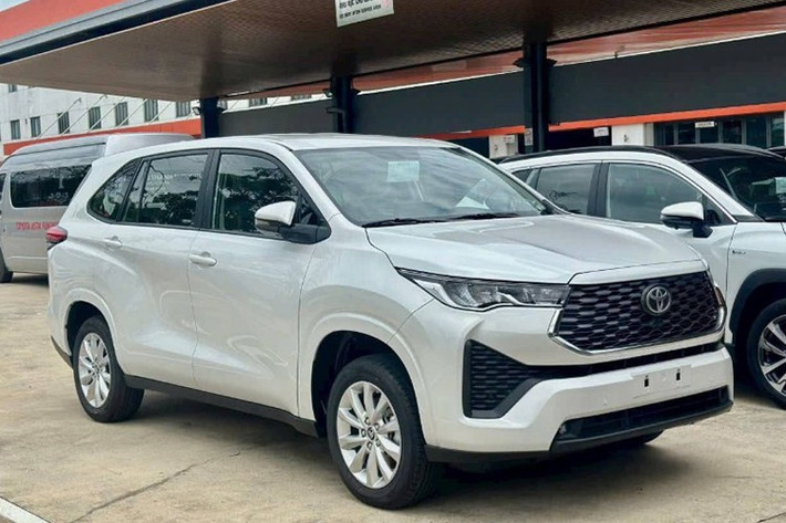 Hiện tại, Toyota Innova Cross đang được bán ra tại Việt Nam với hai phiên bản: Innova Cross V (xăng) giá 825 triệu đồng và Innova Cross HEV (hybrid): giá 1,005 tỷ đồng. Mức giá này được cho là vượt xa tầm tiếp cận của nhóm khách hàng truyền thống từng chọn Innova E MT chạy dịch vụ.
