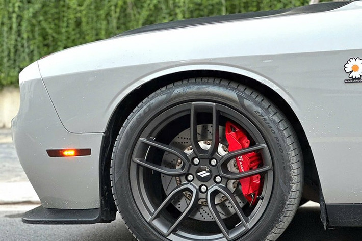 Chủ xe trước đã nâng cấp nhiều hạng mục đáng chú ý như phuộc AGT Shock và phuộc Air Lift giúp nâng hạ gầm, hệ thống ống xả Akrapovic, 4 cùm phanh, đĩa phanh mới cùng bộ lốp thay thế. Tổng chi phí cho các nâng cấp này ước tính không dưới 200 triệu đồng.