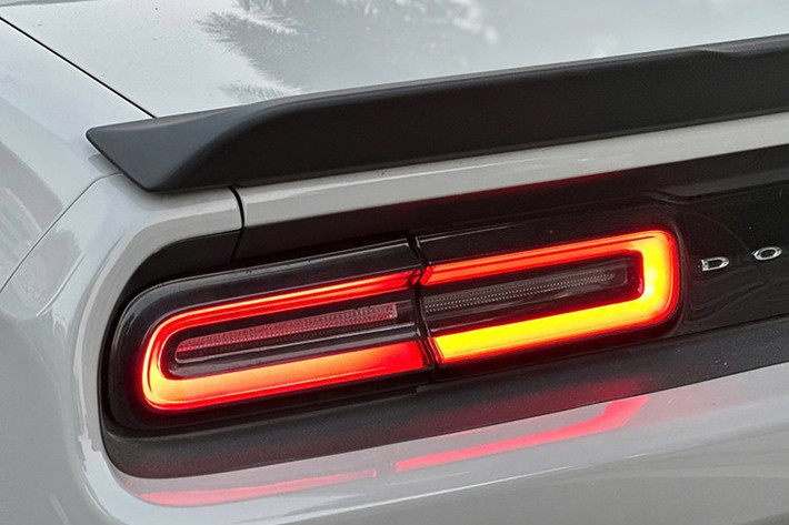 Về cơ bản, ngoại thất xe vẫn nguyên bản từ việc được dán đổi màu từ đỏ sang xám xi măng. Xe được trang bị bộ mâm 5 chấu thiết kế dạng chữ Y, kích thước tiêu chuẩn 20 inch.