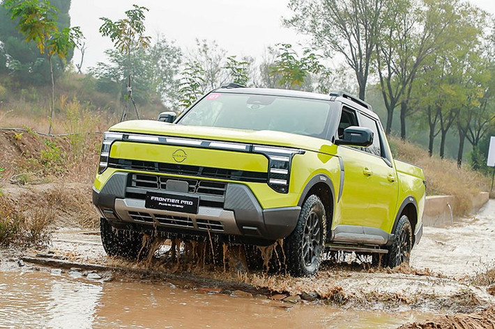 Phiên bản PHEV sở hữu phong cách điện khí hoá, lưới tản nhiệt kín hơn và nhiều chi tiết công nghệ, phù hợp định hướng kiểu xe tương lai xanh. Về kích thước, Frontier Pro thuộc nhóm bán tải cỡ trung với các thông số Dài x Rộng x Cao lần lượt là: 5.520 × 1.960 × 1.950mm, chiều dài cơ sở: 3.300mm.