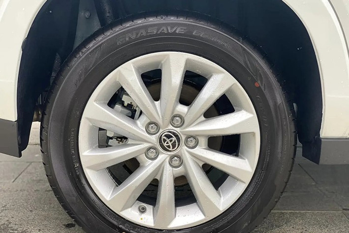 Cung cấp sức mạnh cho Innova Cross 2.0G khả năng vẫn là động cơ động cơ xăng 2.0L cho công suất 172 mã lực và mô-men xoắn 205 Nm, giống bản Innova Cross V hiện hành. Động cơ kết hợp với hộp số tự động. So với Innova E MT trước đây dùng hộp số sàn, đây được xem là nâng cấp đáng giá giúp xe vận hành mượt mà hơn trong đô thị.