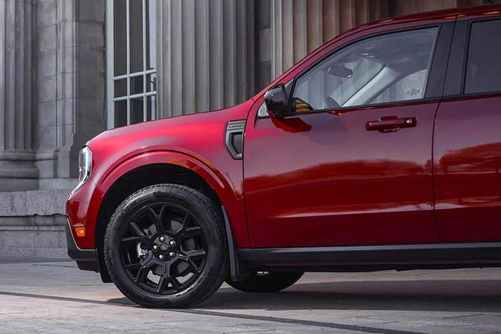 Đối thủ cạnh tranh thực sự duy nhất của mẫu xe bán tải Ford Maverick chính là Santa Cruz của Hyundai, một mẫu xe bán tải cỡ nhỏ được sản xuất tại Mỹ, trái ngược với Mexico đối với thương hiệu Mỹ.