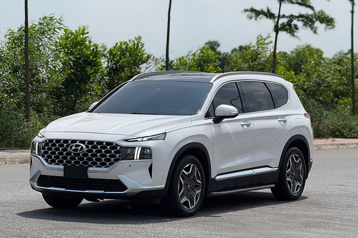 Dù đã bước sang thế hệ thứ 5 với diện mạo và trang bị hoàn toàn mới, Hyundai SantaFe đời cũ, đặc biệt là bản nâng cấp giữa vòng đời (ra mắt năm 2021), vẫn đang là một trong những lựa chọn được săn đón trên thị trường xe đã qua sử dụng.