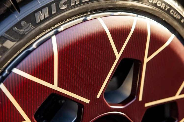 Vì vậy, việc sở hữu một mẫu xe độc ​​quyền như vậy chỉ xảy ra một lần trong đời. Thế nhưng, giờ đây nó đang được rao bán bởi một đại lý xe hơi hạng sang ở Nottingham, Vương quốc Anh, với chỉ 806 km trên đồng hồ công tơ mét. Người bán đang yêu cầu 2.595.000 bảng Anh, tương đương 3,5 triệu USD (khoảng hơn 91 tỷ đồng).