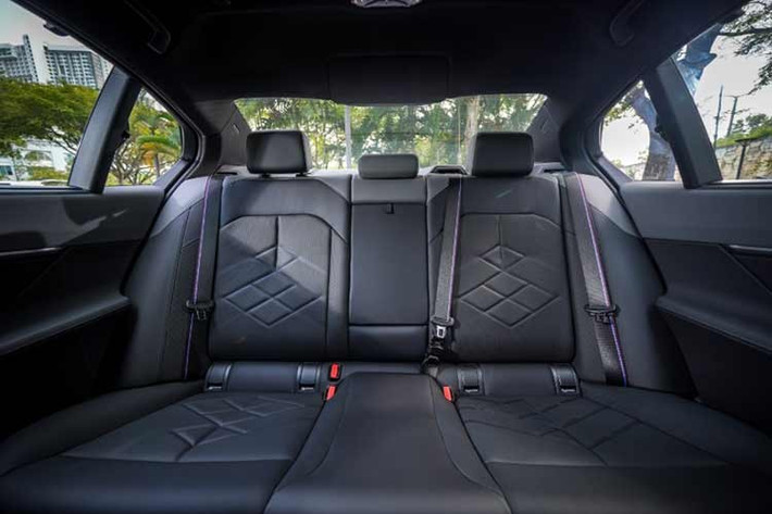 Về trang bị an toàn, BMW i5 eDrive40 CKD sở hữu hệ thống treo thích ứng Adaptive Suspension Professional, đánh lái bánh sau, sáu túi khí, TPMS hiển thị qua ứng dụng và gói ADAS đầy đủ, bao gồm phanh khẩn cấp tự động, ga tự động thích ứng có chức năng dừng - chạy và các tính năng hỗ trợ giữ làn.