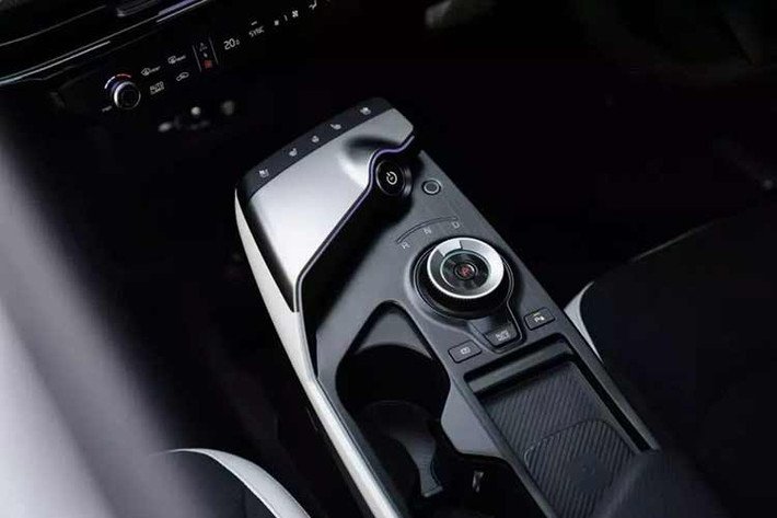 Bảng điều khiển trung tâm của Kia EV6 2026 cũng được cập nhật, và tính năng nhận diện vân tay hiên chỉ mới có trên phiên bản GT-Line và GT.