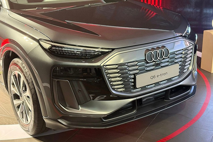 Với cụm đèn phía trước, công nghệ đèn pha LED Matrix mang lại hiệu quả chiếu sáng tựa như ánh sáng ban ngày. Hệ thống này cũng ghi điểm nhờ tiêu thụ ít điện năng, tuổi thọ cao và giúp xe dễ dàng được nhận diện bởi các phương tiện khác. Ngoài ra, chức năng chiếu sáng thích ứng cho phép hệ thống tự điều chỉnh cường độ và hướng chiếu sáng phù hợp với từng tình huống khi lái xe.