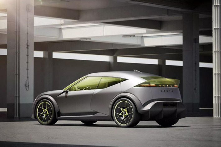 Về hệ thống vận hành, Hyundai chưa công bố thông số cụ thể nhưng nhiều khả năng Ioniq 3 sẽ chia sẻ nền tảng với Kia EV4, sử dụng điện áp 400V cùng tùy chọn một hoặc hai mô-tơ điện. Xe dự kiến có hai cấu hình pin, với phạm vi hoạt động cao nhất đạt khoảng 628 km theo tiêu chuẩn quốc tế.