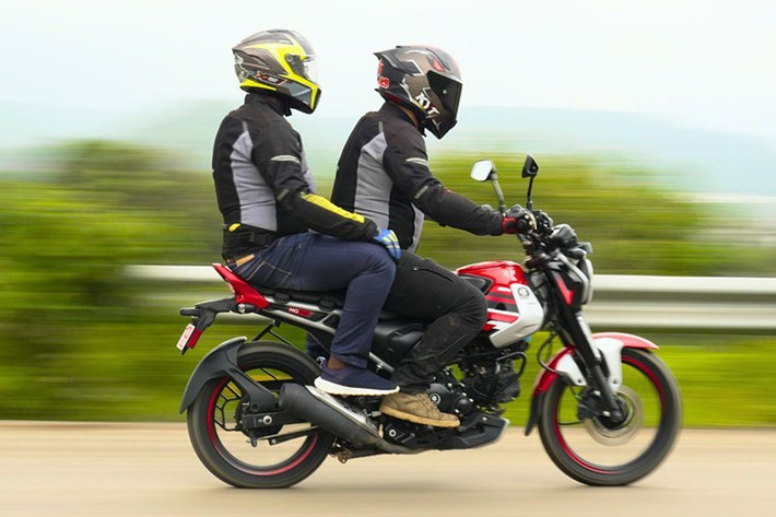 Xe được trang bị bình CNG dung tích 2 kg, cùng bình xăng phụ 2 lít, mang lại tổng quãng đường hoạt động lên tới 330 km. Đây là giải pháp thay thế xăng và dầu cho xe máy, hướng tới quá trình thích ứng xe điện EV.