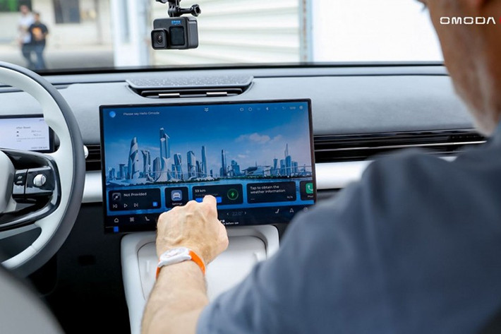 Omoda cũng nhấn mạnh đến khả năng an toàn của mẫu xe này, với hệ thống pin có khả năng chống nước, chống va đập, và giám sát nhiệt độ theo thời gian thực, giúp bảo vệ trong các tình huống vận hành phức tạp.