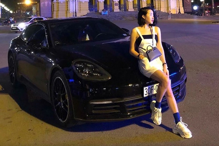 Thời gian sau đó, Cún Bông tiếp tục thu hút sự chú ý khi xuất hiện cùng chiếc Porsche Panamera màu đen bóng trong một sự kiện của giới chơi xe.