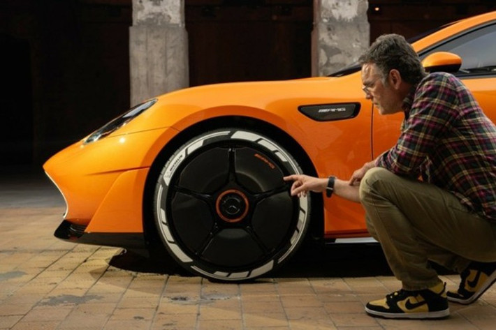 Cỗ máy điện mang đến sức mạnh 1.340 mã lực, vượt qua Lucid Air Sapphire (1.234 mã lực) và chỉ kém Xiaomi SU7 Ultra (1.548 mã lực). Xe đạt tốc độ tối đa lên tới 360 km/h, cho thấy rõ tham vọng của AMG không chỉ là tạo ra một chiếc xe điện, mà là một “siêu thú” đường phố.