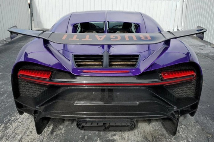 Dù không may gặp nạn, chiếc Chiron Pur Sport này vẫn là minh chứng cho giá trị siêu hiếm và độ “xa xỉ” đúng nghĩa của Bugatti - nơi mọi chi tiết, dù là nhỏ nhất, cũng có giá bằng cả một chiếc siêu xe khác.