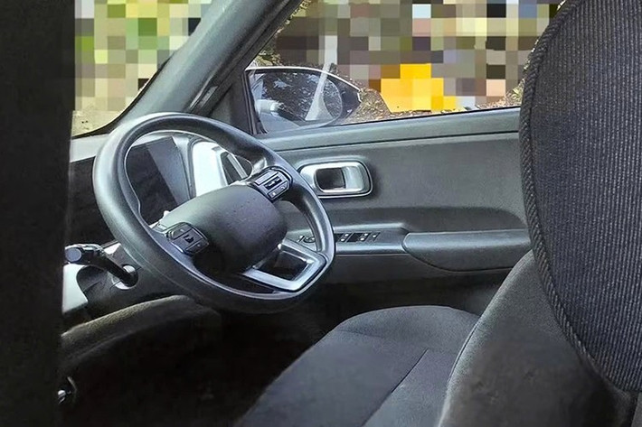 Các hình ảnh cho thấy nội thất của Hyundai Venue N Line 2026 mới sẽ được thiết kế lại hoàn toàn, với hai màn hình lớn - một cho cụm đồng hồ lái kỹ thuật số và một cho hệ thống thông tin giải trí.