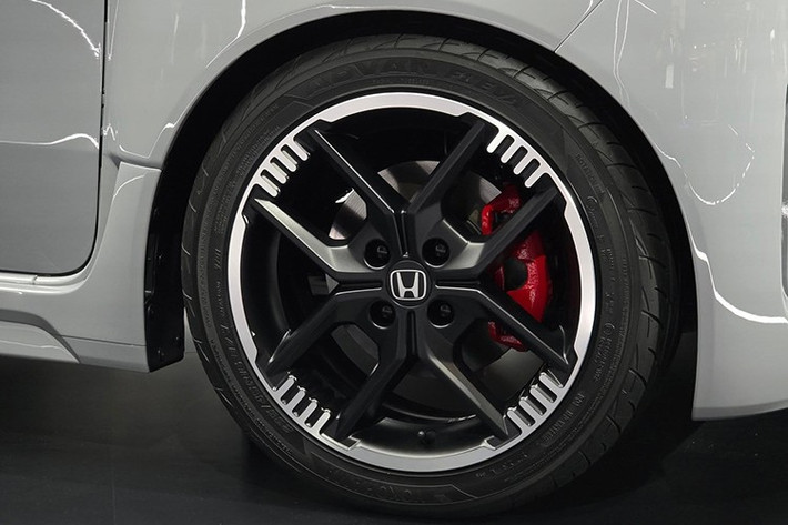 Ngoài ra, Honda giới thiệu màu sơn đặc biệt Boost Violet Pearl độc quyền cho Super-One chạy điện thể thao, bên cạnh các màu sơn khác như trắng, đen, vàng và xám với tùy chọn đơn sắc hoặc phối hai tông màu.