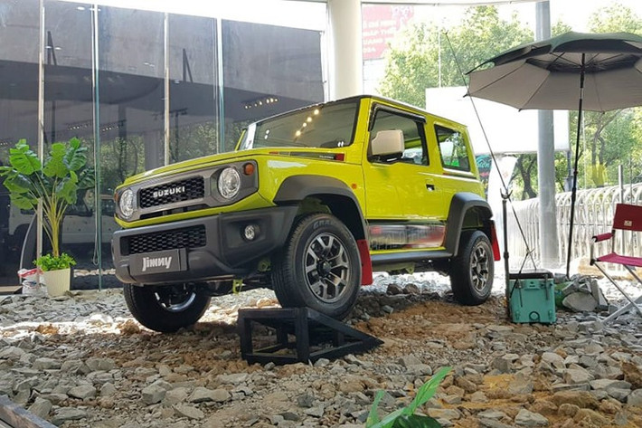 Suzuki Jimny: 17 xe ﻿Đứng ở vị trí thứ 3 trong top 10 ô tô bán kém nhất Việt Nam trong tháng 10/2025 là Suzuki Jimny. Mẫu xe này bán ra 17 chiếc, tăng trưởng 30,7%. Có được kết quả trên có lẽ một phần là nhờ chương trình ưu đãi lên đến 95 triệu đồng dành cho Jimny trong tháng 10/2025. Đây là mức ưu đãi cao nhất của Suzuki Jimny kể từ khi ra mắt thị trường Việt Nam vào hồi tháng 3/2024.