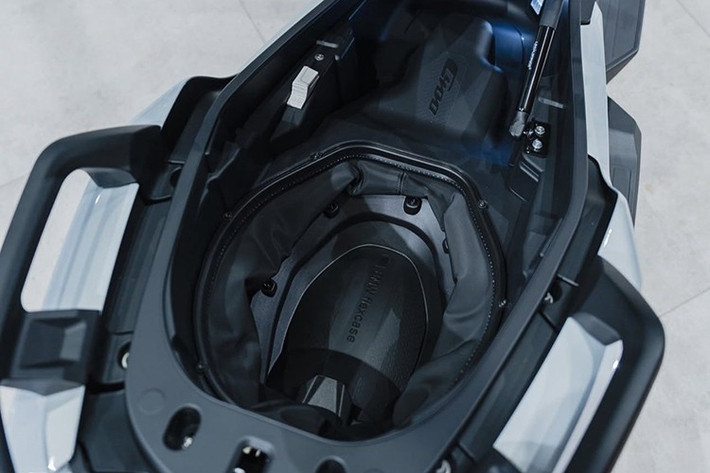 Mức tiêu thụ nhiên liệu chiếc xe tay ga phân khối lớn C400 GT nhà BMW gây sự chú ý với người chơi khi "uống" chỉ khoảng 3,5L/100km, kết hợp bình xăng chính 12,8 lít và bình phụ 3 lít cho phạm vi sử dụng hơn 450 km, phù hợp cả đi phố lẫn chạy đường dài.