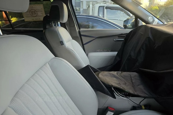 Những điểm đáng chú ý trong hệ thống công nghệ bao gồm: Màn hình kỹ thuật số rộng với tỷ lệ 16:9, giao diện tương tự smartphone. Kho ứng dụng riêng “Pleos Playground” tích hợp giải trí – định vị – tiện ích. Trợ lý ảo AI “Gleo” cho phép điều khiển bằng giọng nói tự nhiên. Hệ thống lái bán tự động cấp độ 2.5.