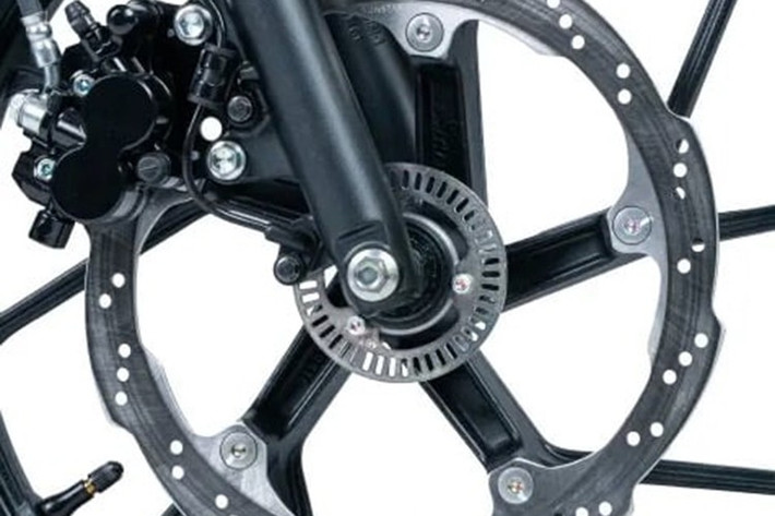 Hai phiên bản Satria 2026 đều có chung kích thước dài, rộng, cao tương ứng 1.955 x 675 x 980 (mm), chiều cao yên 765 mm. Bản Satria F150 có trọng lượng xe ở mức 112 kg trong khi bản Satria Pro (115 kg) nặng hơn 3 kg. Cả hai đều được trang bị bình nhiên liệu có dung tích 4 lít.