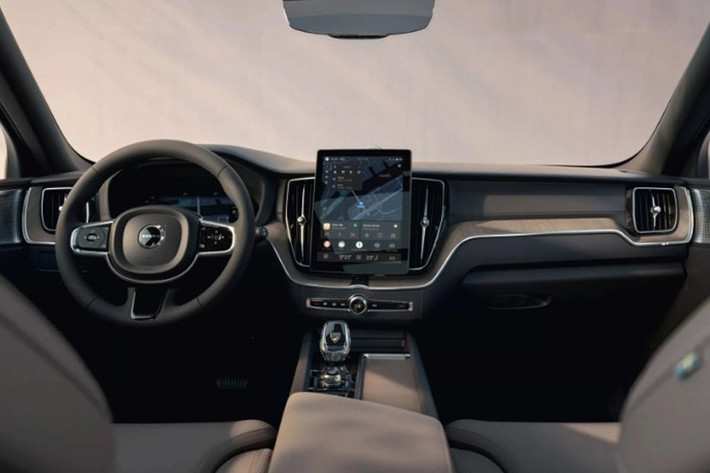 Về nội thất, XC60 2026 được trang bị màn hình trung tâm nổi kích thước 11,2 inch, chạy nền tảng Google built-in cho phép điều khiển giọng nói, truy cập Google Maps, ứng dụng và thông tin xe ngay trên màn hình. Giao diện hiển thị trực quan hơn, tốc độ phản hồi nhanh nhờ chip Qualcomm Snapdragon Cockpit Platform.