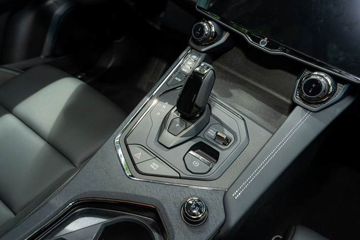 Cung cấp sức mạnh cho Lynk &amp; Co 01 Hyper vẫn là động cơ xăng tăng áp 2.0L, sản sinh công suất 215 mã lực và mô-men xoắn cực đại 325 Nm, kết hợp hộp số tự động 8 cấp và dẫn động cầu trước.