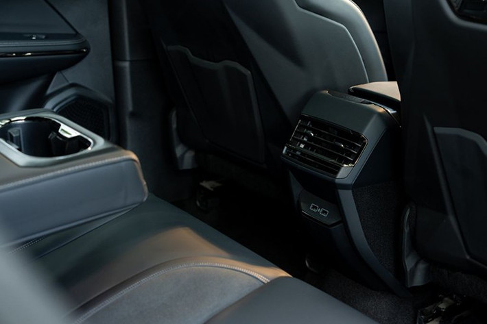 Xe sử dụng hệ thống treo trước MacPherson và treo sau đa liên kết độc lập, tích hợp thanh cân bằng – được tinh chỉnh theo tiêu chuẩn châu Âu giúp xe vận hành êm ái và chắc chắn. Hệ thống cân bằng điện tử ESP 9.3 (High Dynamic) cho phản hồi nhanh, hỗ trợ ổn định thân xe, đặc biệt hữu dụng khi xe vận hành ở tốc độ cao hoặc vào cua gấp.