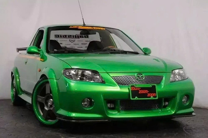 Chỉ đáng tiếc là chiếc bán tải độ Mazda Protege5 đời 2002 này được bán ở nước ngoài, và luật không được nhập xe cũ về Việt Nam, nếu không chiếc xe cũng sẽ sớm có mặt trong garage xe độc lạ của "Qua" Vũ.