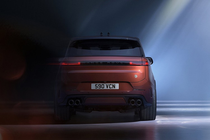 Range Rover Sport SV là mẫu Range Rover Sport mạnh mẽ và năng động nhất từ trước đến nay, kết hợp hiệu suất vượt trội với khả năng đặc trưng của Range Rover, sự tinh tế và thiết kế tối giản.