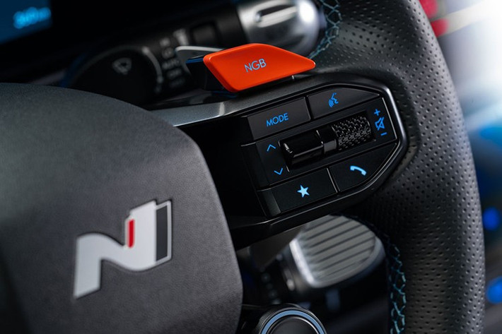 Về thiết kế, phần đầu xe của Hyundai Ioniq 6 2025 đã tinh gọn hơn với đèn pha tách đôi, dải đèn LED định vị ban ngày thanh mảnh ở trên và cản trước sơn đen bóng thay cho kiểu cũ. Cánh gió cỡ lớn trên cửa cốp sau đã biến mất, thay bằng phần đuôi dạng đuôi vịt kéo dài.