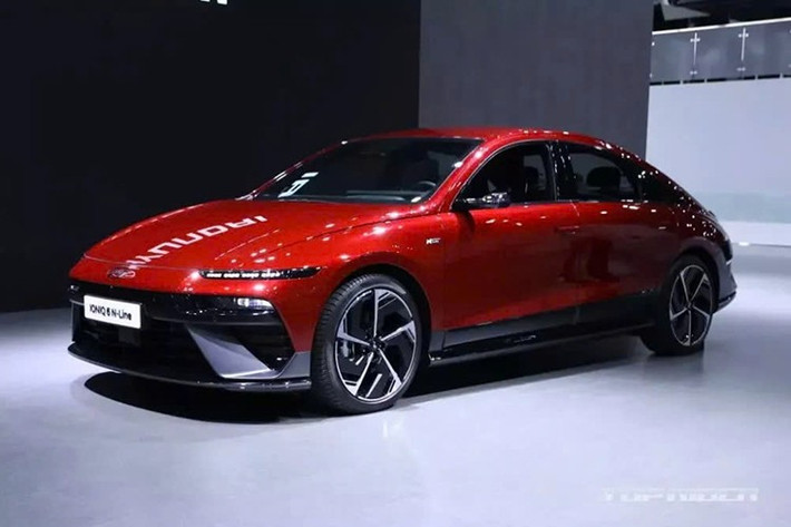 Cuối cùng là những nâng cấp về mặt an toàn như hệ thống kiểm soát hành trình thông minh SCC cấp độ 2 được nâng cấp với hỗ trợ giữ làn thế hệ mới, bổ sung cảm biến điện dung trên vô lăng. Xe còn có tính năng kiểm soát nhấn nhầm bàn đạp. Tại Hàn Quốc, Hyundai Ioniq 6 2025 có giá từ 48,56 - 67,06 triệu Won (khoảng 956 triệu đến 1,32 tỷ đồng).