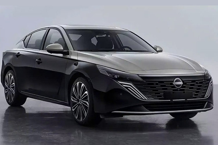 Phiên bản mạnh nhất của Nissan Teana 2026 vẫn sử dụng động cơ xăng 4 xi-lanh, tăng áp, dung tích 2.0L, cho công suất tối đa 240 mã lực. Sức mạnh được truyền tới cầu trước qua hộp số tự động Xtronic CVT với 8 cấp giả lập. Đáng chú ý, xe còn có một tùy chọn động cơ mới ở bản tiêu chuẩn, tạo ra công suất tối đa 142 mã lực.
