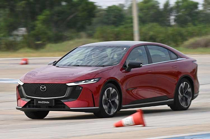 Mazda6e được thiết kế theo triết lý Kodo – Soul of Motion đặc trưng của hãng. Xe nổi bật với cụm đèn LED Signature Wing, đèn hậu LED dạng thanh ngang, cửa không viền và bộ mâm hợp kim 19 inch đi kèm lốp Michelin e-Primacy.
