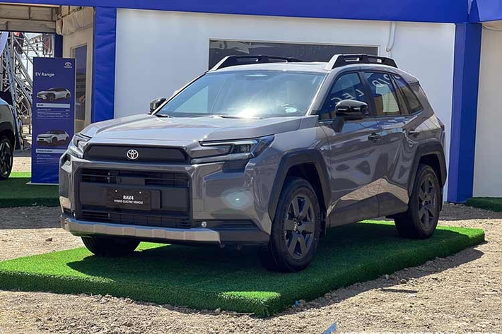 Với việc tập trung hoàn toàn vào cấu hình động cơ lai (Hybrid), mẫu crossover Toyota RAV4 Hybrid 2026 thế hệ mới này không chỉ đánh dấu bước tiến trong lộ trình điện hóa của Toyota tại khu vực Đông Nam Á mà còn thiết lập một khung giá mới đầy thách thức cho các đối thủ cùng phân khúc.