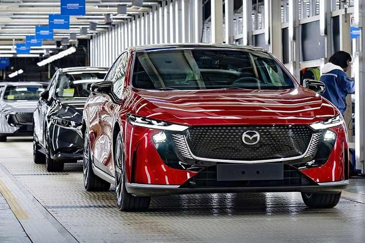 Các tính năng an toàn đáng chú ý bao gồm cảnh báo va chạm trước và sau, kiểm soát hành trình thích ứng Stop &amp; Go, cảnh báo điểm mù, cảnh báo phương tiện cắt ngang khi lùi, hỗ trợ giữ làn đường, phanh khẩn cấp tự động và camera 360 độ. Xe cũng được trang bị 9 túi khí nhằm tăng cường bảo vệ cho hành khách.