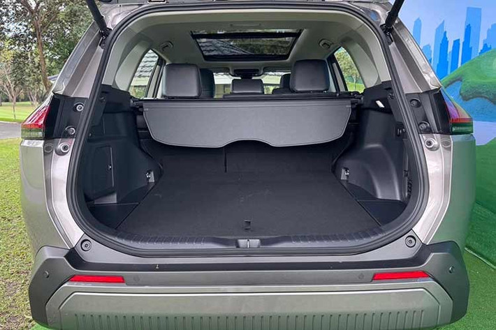 Hệ thống này hoạt động song song với hai mô-tơ điện và bộ pin dung lượng 1,09 kWh. Cấu hình này không chỉ giúp tối ưu hóa mức tiêu hao nhiên liệu trong điều kiện giao thông đô thị mà còn cung cấp lực kéo tức thời mạnh mẽ, một đặc trưng ưu việt của các dòng xe hybrid nhà Toyota.