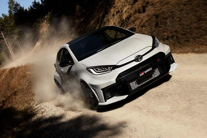 Thay đổi quan trọng nhất của Toyota GR Yaris phiên bản 2026 nằm ngay trong tay người lái. Theo đó, Toyota đã giới thiệu vô lăng hoàn toàn mới từng xuất hiện trước đó trên nguyên mẫu GR Yaris Morizo RR. Về mặt thị giác, thiết kế vô lăng này mang phong cách giống những mẫu xe hiệu suất cao của Ferrari hơn là Toyota thông thường.