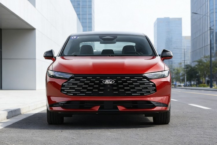 Cụ thể, động cơ turbo 1.5 lít cơ bản sản sinh 193 mã lực, động cơ turbo 2.0 lít EcoBoost đạt 257 mã lực. Trong khi đó, tùy chọn hybrid tạo ra công suất kết hợp 284 mã lực. Tất cả các phiên bản Mondeo đều sử dụng hệ dẫn động cầu trước (FWD), với bản xăng đi kèm hộp số tự động tám cấp và bản hybrid dùng hộp số vô cấp (CVT).