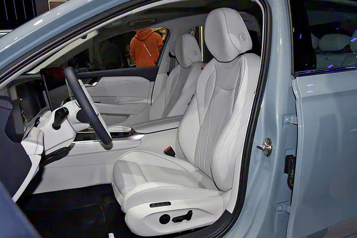 Ở bên dưới nắp ca-pô, Volkswagen Passat ePro sử dụng hệ truyền động hybrid cắm sạc, bao gồm động cơ xăng chuyên dụng EA211 1.5T EVO II với 4 xi-lanh, tăng áp, dung tích 1.5L, cho công suất tối đa 95 kW (khoảng 129 mã lực), kết hợp với mô-tơ điện mạnh 145 kW (194 mã lực).