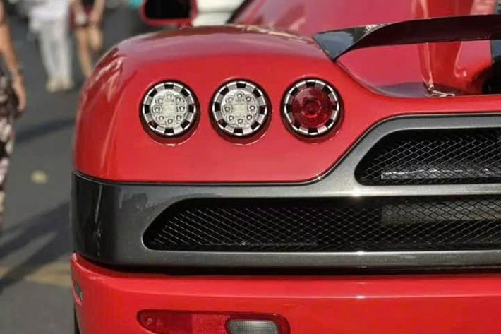 Ngoài ra, còn có 9 chiếc Koenigsegg CCXR, phiên bản Koenigsegg CCX/CCXR Edition có 6 chiếc, 2 chiếc Koenigsegg CCXR Special Edition và cuối cùng là cặp đôi siêu phẩm đình đám Koenigsegg CCXR Trevita. Xe có số khung là #53 với màu sơn đỏ tươi ở ngoại thất, đây là chiếc CCX duy nhất trên thế giới có màu sơn này.